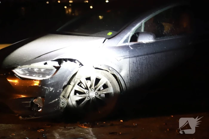 Auto belandt met neus in IJmeer