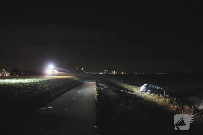 Auto belandt met neus in IJmeer