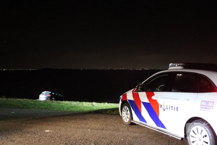 Auto belandt met neus in IJmeer