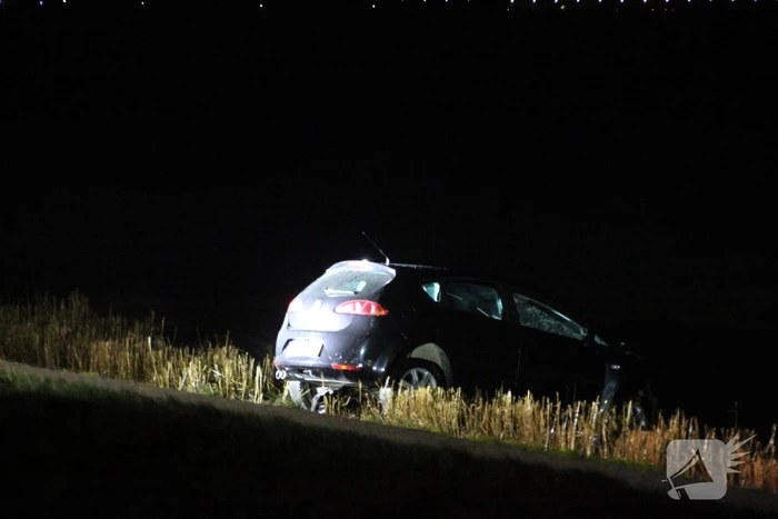 Auto belandt met neus in IJmeer