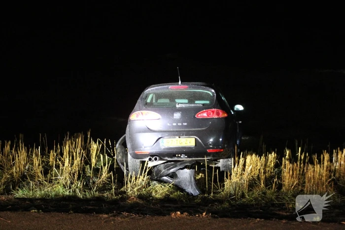 Auto belandt met neus in IJmeer
