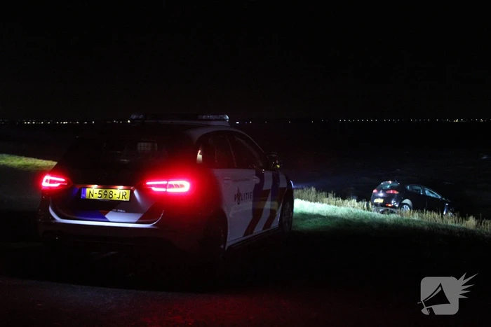 Auto belandt met neus in IJmeer
