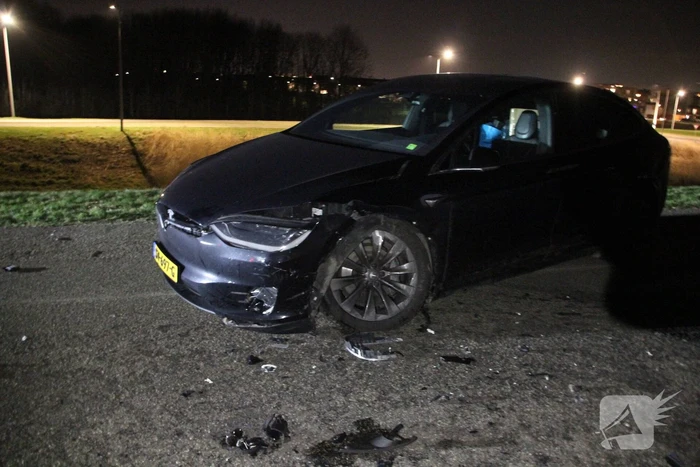 Auto belandt met neus in IJmeer