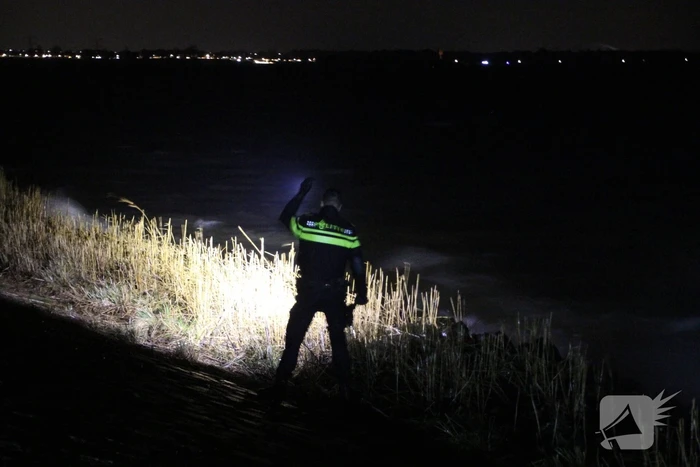 Auto belandt met neus in IJmeer