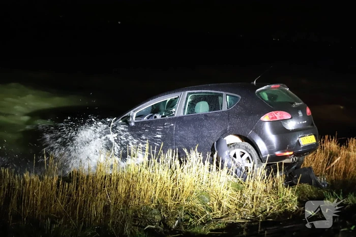 Auto belandt met neus in IJmeer