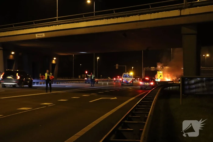 Auto uitgebrand op snelweg