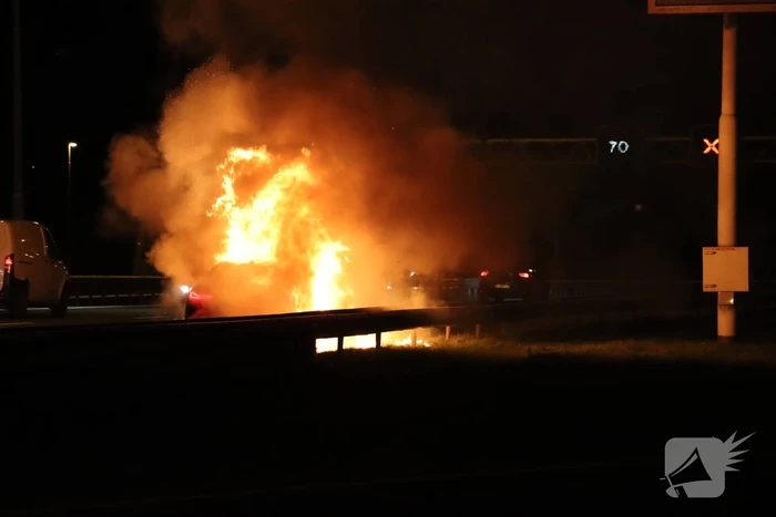 Auto uitgebrand op snelweg