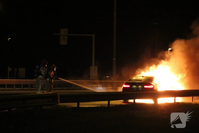 Auto uitgebrand op snelweg