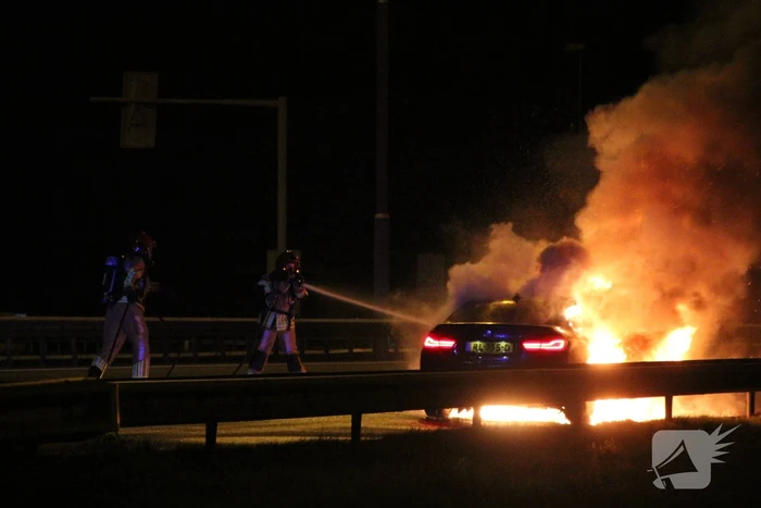 Auto uitgebrand op snelweg