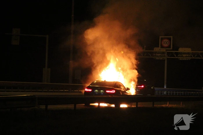Auto uitgebrand op snelweg