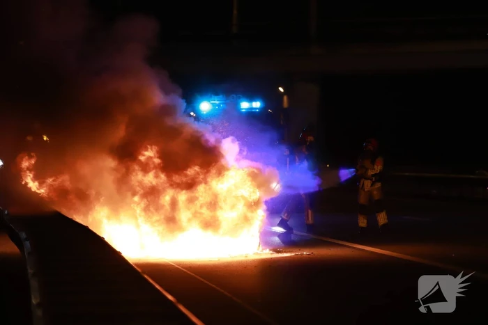Auto uitgebrand op snelweg