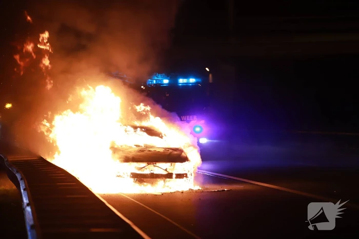 Auto uitgebrand op snelweg