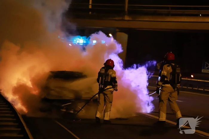 Auto uitgebrand op snelweg