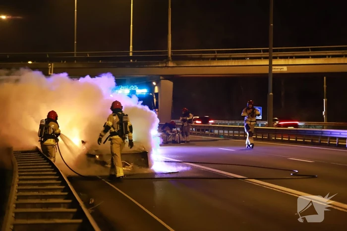 Auto uitgebrand op snelweg