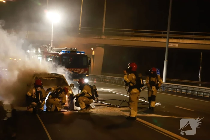 Auto uitgebrand op snelweg