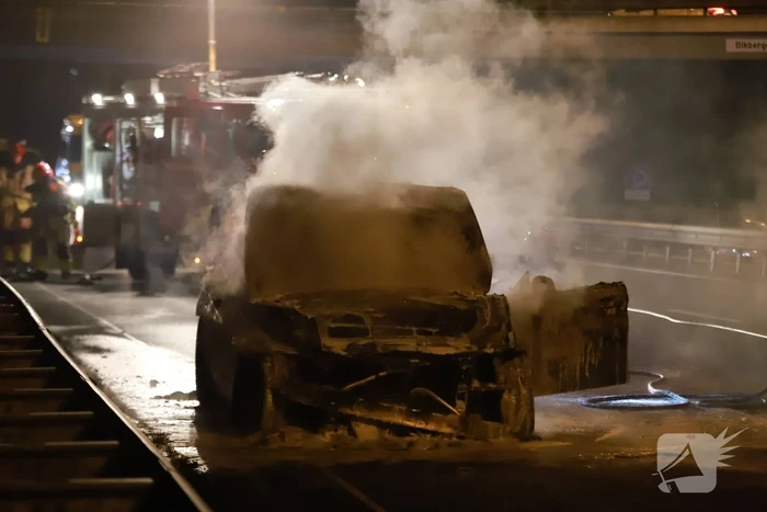 Auto uitgebrand op snelweg
