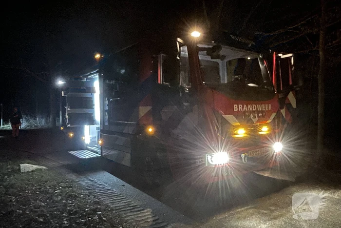 Gevaarlijke boom over de weg verwijderd