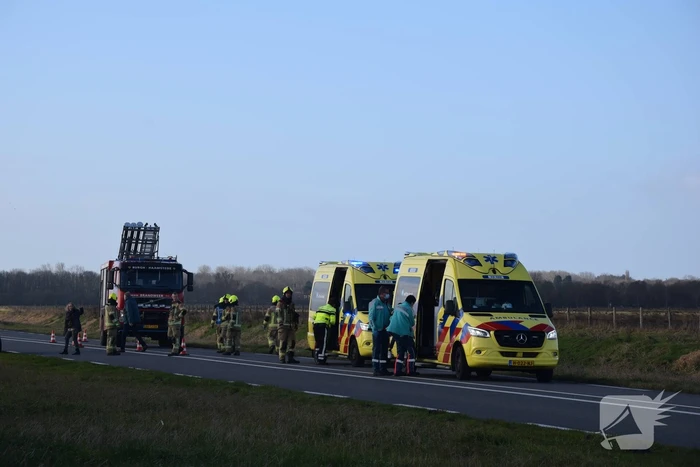 Persoon gewond nadat auto in sloot belandt