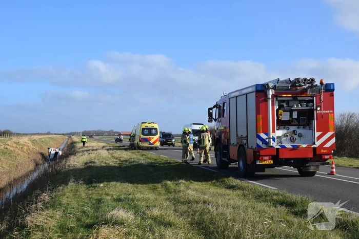 Persoon gewond nadat auto in sloot belandt