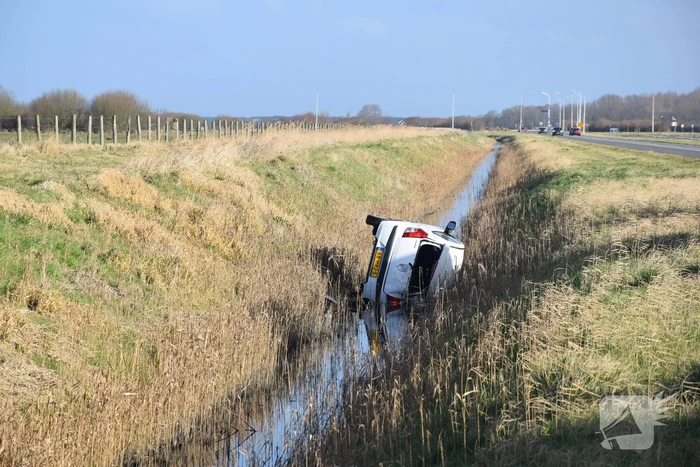 Persoon gewond nadat auto in sloot belandt