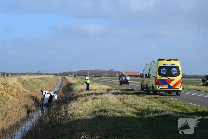 Persoon gewond nadat auto in sloot belandt