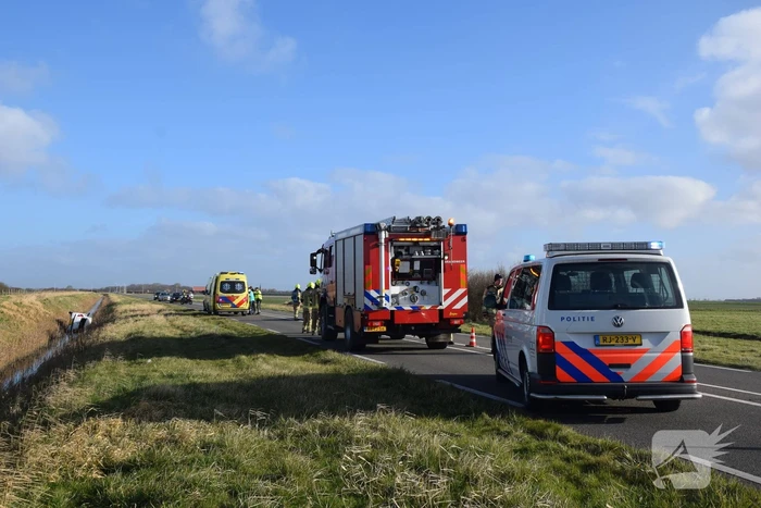 Persoon gewond nadat auto in sloot belandt