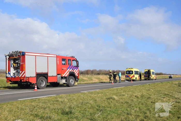 Persoon gewond nadat auto in sloot belandt
