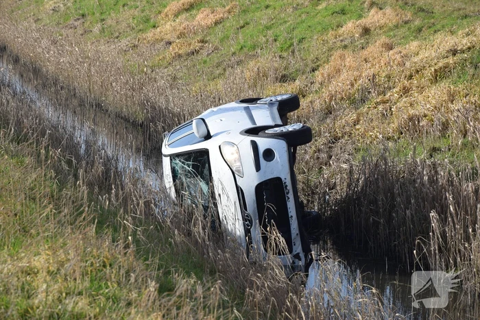 Persoon gewond nadat auto in sloot belandt