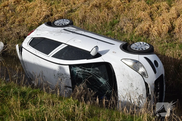 Persoon gewond nadat auto in sloot belandt