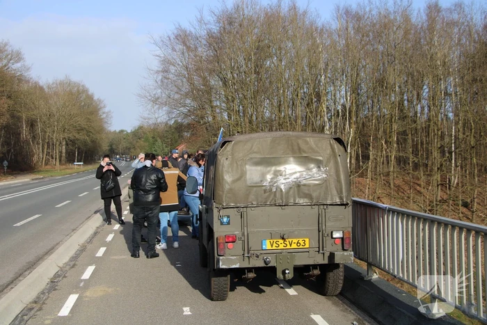 Demonstratie tegen corona op viaduct