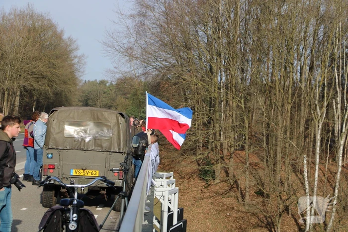 Demonstratie tegen corona op viaduct
