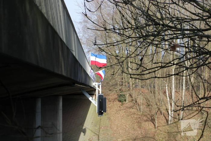 Demonstratie tegen corona op viaduct