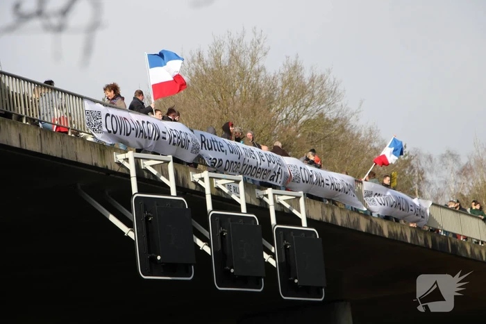 Demonstratie tegen corona op viaduct