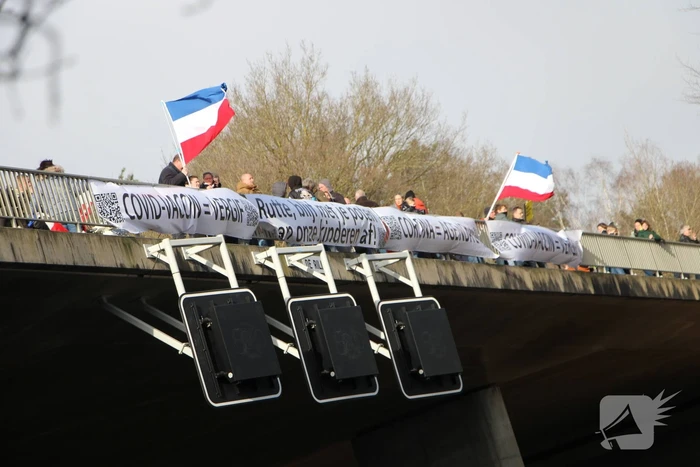 Demonstratie tegen corona op viaduct
