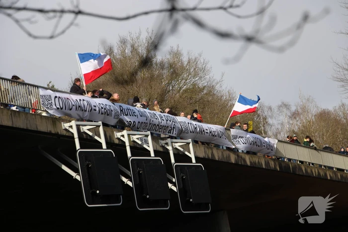 Demonstratie tegen corona op viaduct