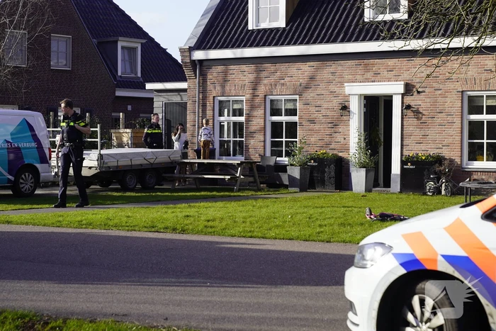 Brandweer doet onderzoek naar brandlucht in woning