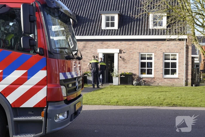 Brandweer doet onderzoek naar brandlucht in woning