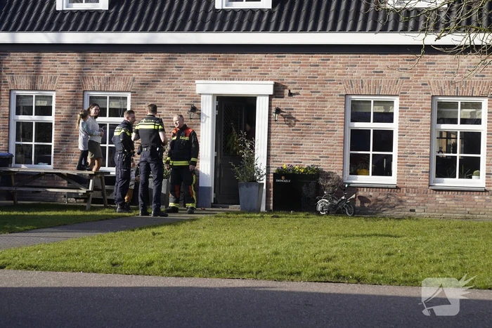 Brandweer doet onderzoek naar brandlucht in woning