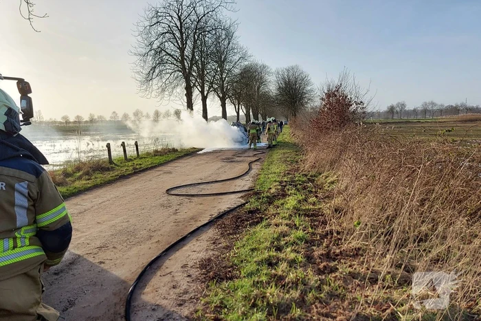 Voorkant van auto volledig uitgebrand