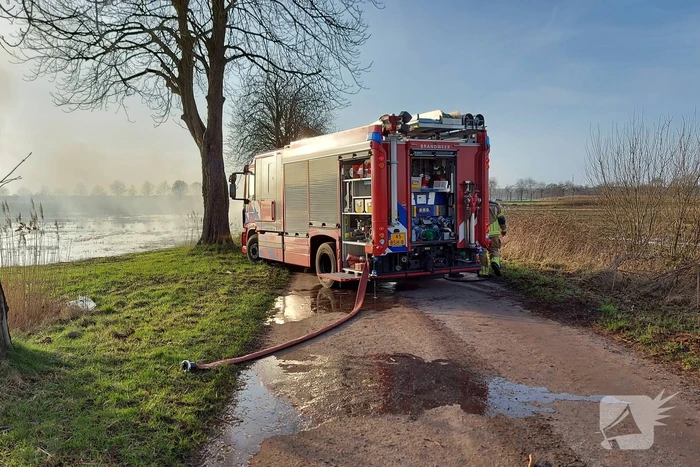 Voorkant van auto volledig uitgebrand