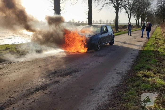 Voorkant van auto volledig uitgebrand