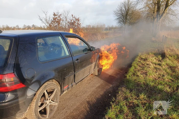 Voorkant van auto volledig uitgebrand