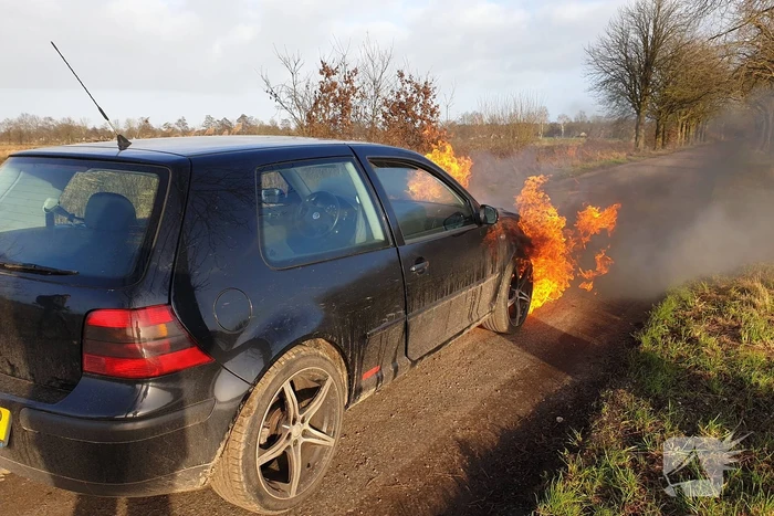 Voorkant van auto volledig uitgebrand