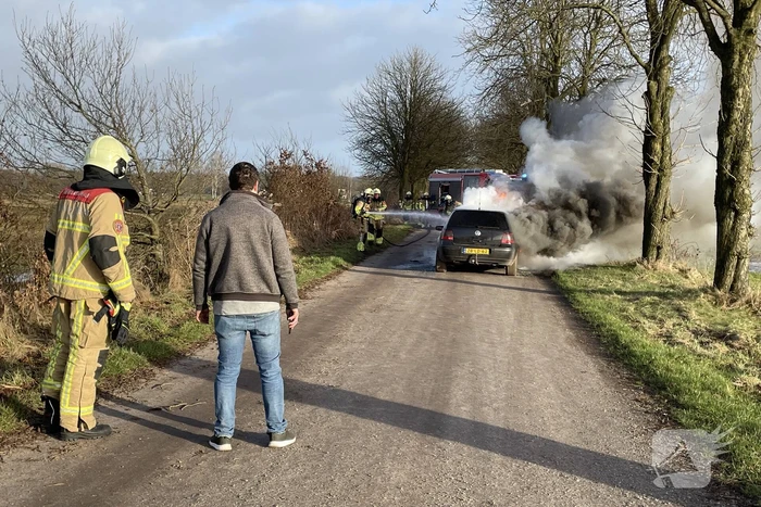 Voorkant van auto volledig uitgebrand