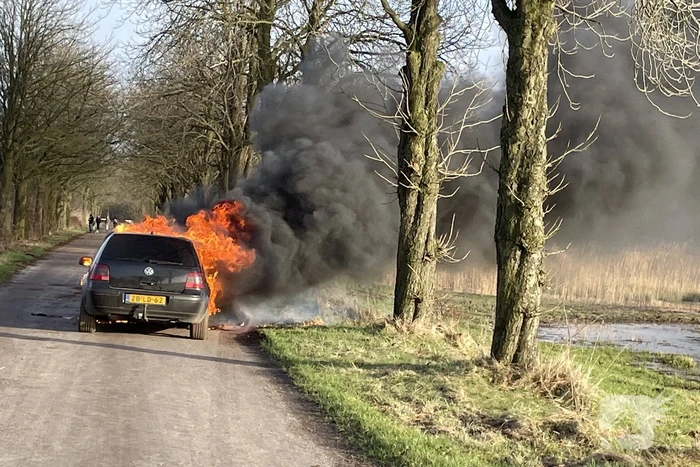 Voorkant van auto volledig uitgebrand