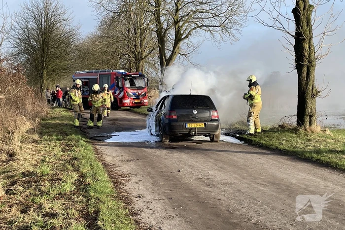 Voorkant van auto volledig uitgebrand