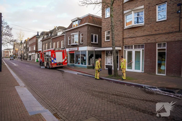 Brandweer pompt kelder vol water leeg