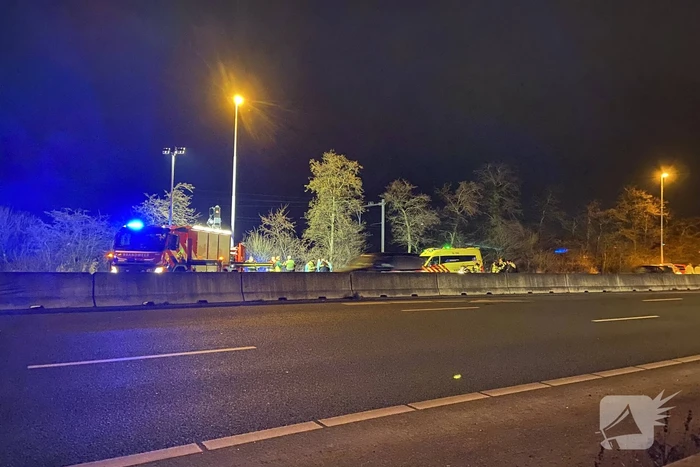 Auto belandt in sloot langs snelweg