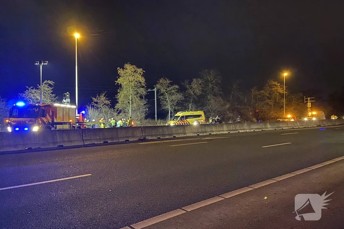 Auto belandt in sloot langs snelweg