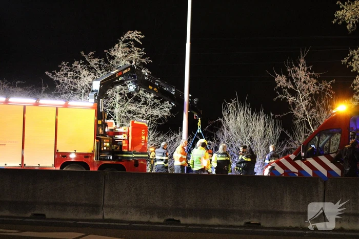 Auto belandt in sloot langs snelweg